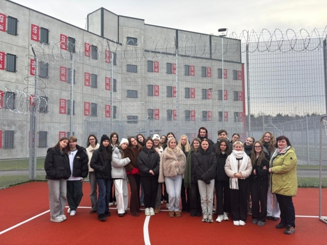 Tehnikuma izglītojamie dodas ekskursijā uz jaunuzbūvēto Liepājas cietumu