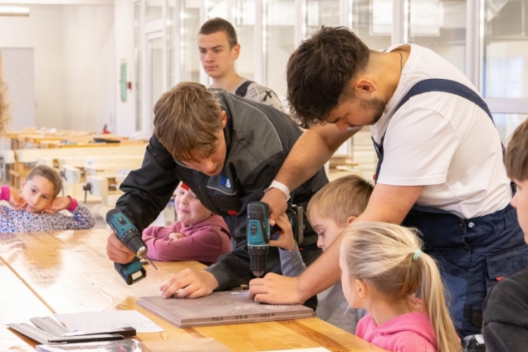 Karjeras nedēļā bērnudārznieki iepazīst kokizstrādājumu ražošanu un viesmīlību!