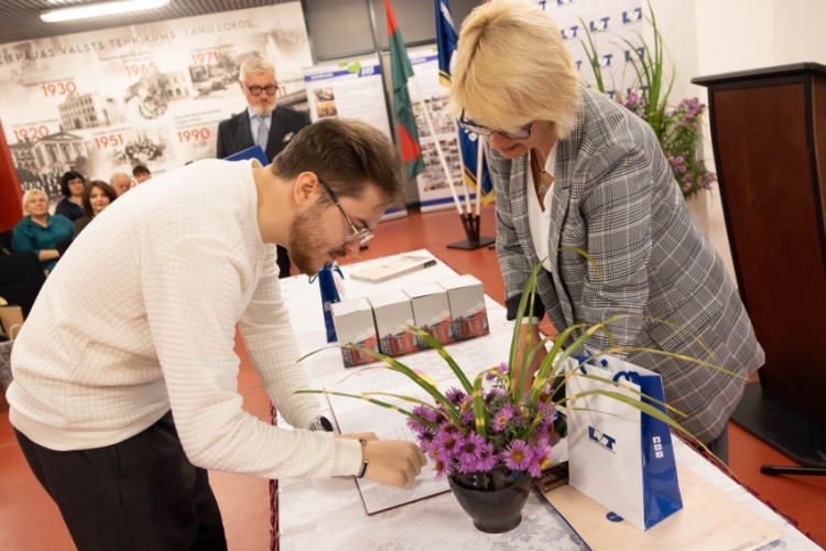 Diplomus par iegūto profesionālo izglītību saņem gaisa kuģa mehāniķi un loģistikas darbinieki!