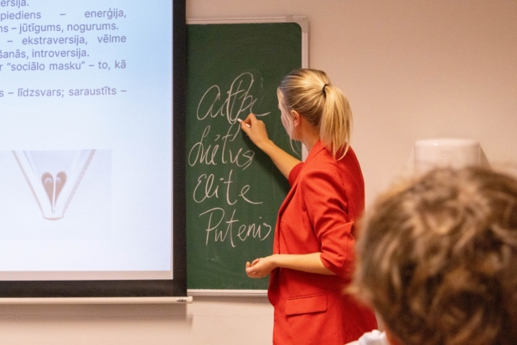 Liepājas Valsts tehnikuma 3. kursa topošie programmēšanas tehniķi tiekas ar rakstnieci Zani Nuts