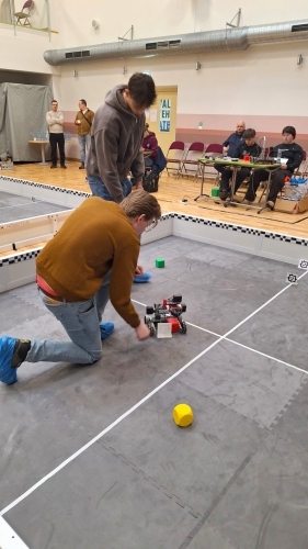 Zināmi SkillsLatvia 2026 finālisti prasmju konkursos “Mobilā robotika” un “Mehatronika”