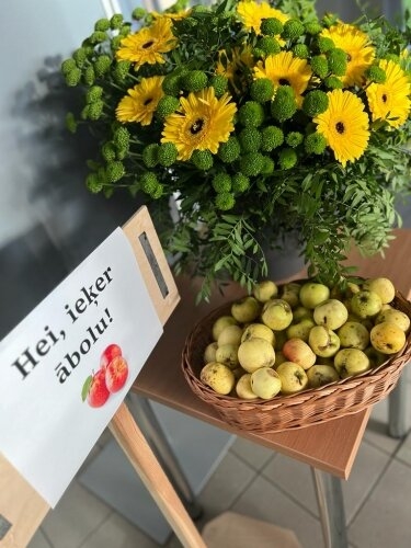 Izglītojamo pašpārvalde aicina ikvienu cienāties ar veselīgām veltēm - bezmaksas āboliem un bumbieriem!