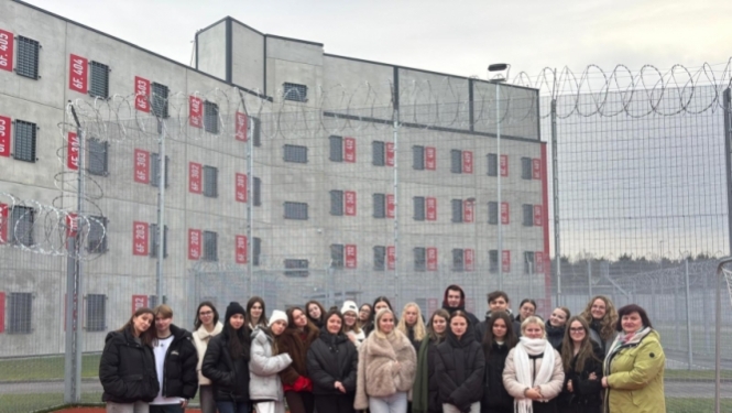 Tehnikuma izglītojamie dodas ekskursijā uz jaunuzbūvēto Liepājas cietumu