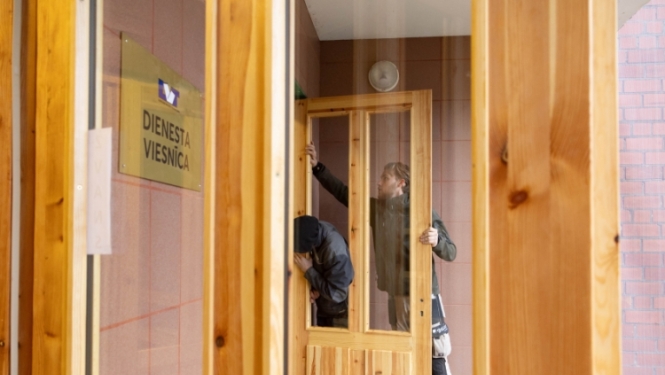 Izglītojamo roku darbs uzlabo skolas vidi - dienesta viesnīcā uzstādītas jaunas durvis