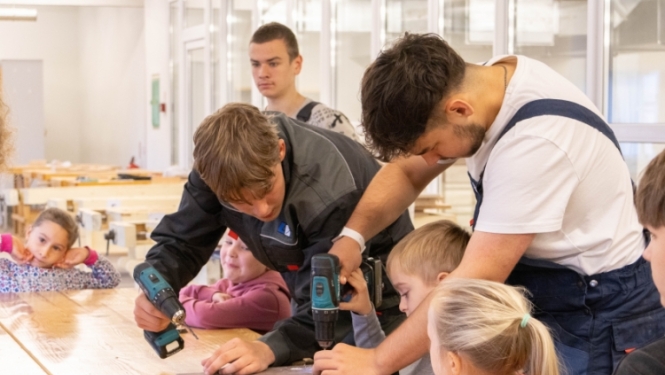 Karjeras nedēļā bērnudārznieki iepazīst kokizstrādājumu ražošanu un viesmīlību!