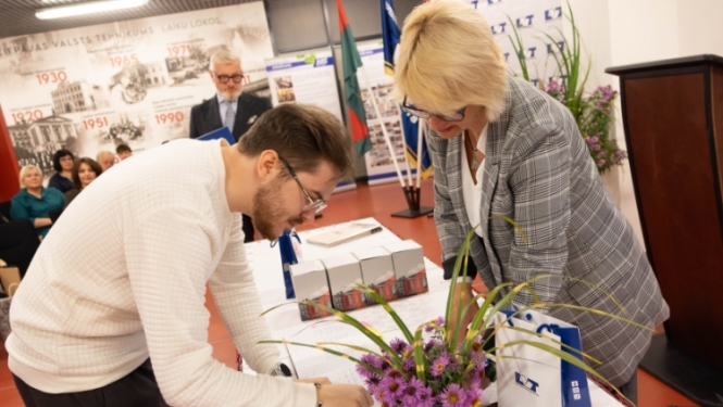 Diplomus par iegūto profesionālo izglītību saņem gaisa kuģa mehāniķi un loģistikas darbinieki!