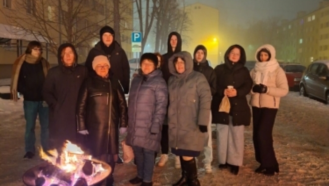 Liepājas Valsts tehnikuma jaunieši godina barikāžu aizstāvjus 35. gadadienā