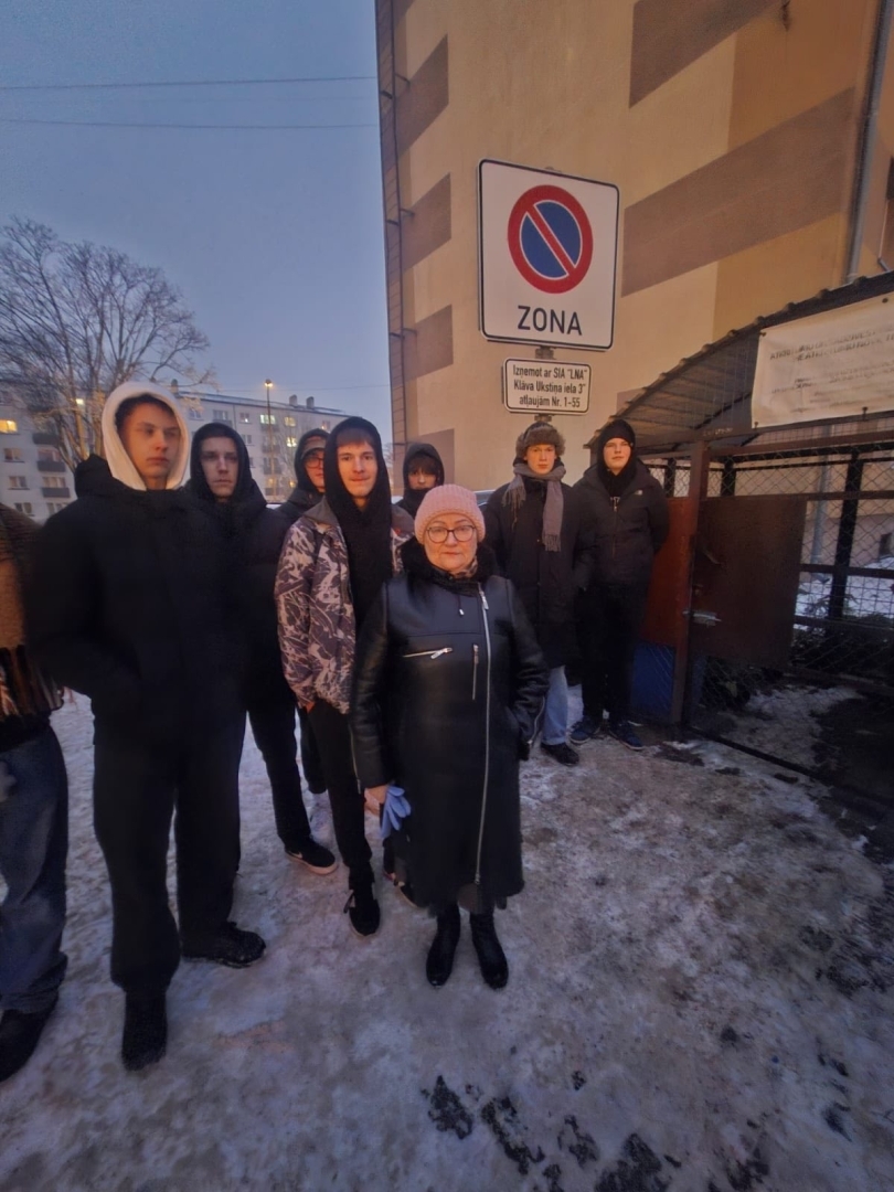 Liepājas Valsts tehnikuma jaunieši godina barikāžu aizstāvjus 35. gadadienā