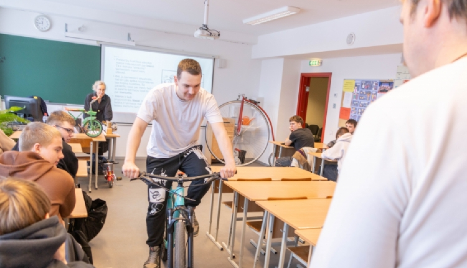 STEM projekta ietvaros audzēkņi fiziku iepazīst caur velosipēda darbību